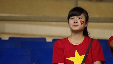 Nữ CĐV đáng yêu bật khóc vì U19 Việt Nam gây sốt mạng - ảnh 1