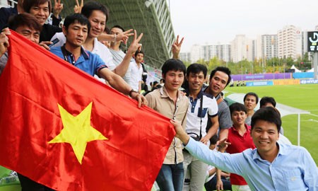 Nán lại sân dọn rác, CĐV Việt gây ấn tượng đẹp tại Asiad 17 - ảnh 1