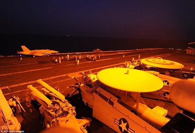 Cuộc sống trên tàu sân bay Mỹ không kích Syria - ảnh 1