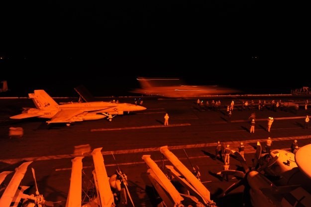 Cuộc sống trên tàu sân bay Mỹ không kích Syria - ảnh 2