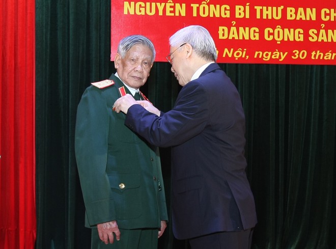 Trao Huy hiệu 65 năm tuổi Đảng cho nguyên Tổng Bí thư Lê Khả Phiêu - ảnh 1