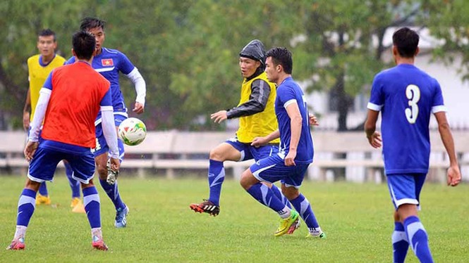 Tuyển Việt Nam đội mưa rét luyện công chờ đấu Malaysia - ảnh 4