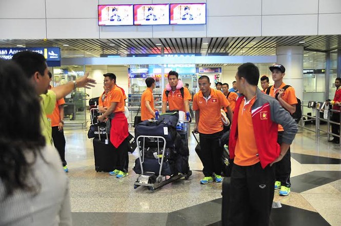 Đội tuyển Việt Nam đổ bộ xuống Kuala Lumpur - ảnh 1