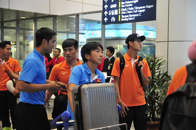 Đội tuyển Việt Nam đổ bộ xuống Kuala Lumpur - ảnh 2