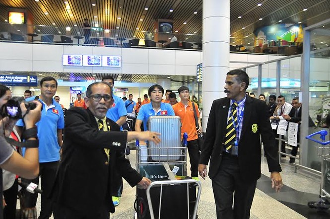 Đội tuyển Việt Nam đổ bộ xuống Kuala Lumpur - ảnh 4