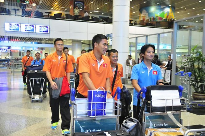 Đội tuyển Việt Nam đổ bộ xuống Kuala Lumpur - ảnh 6