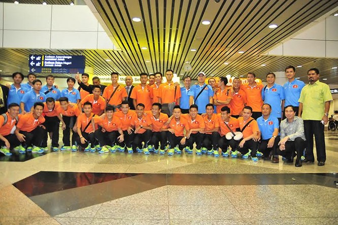 Đội tuyển Việt Nam đổ bộ xuống Kuala Lumpur - ảnh 8
