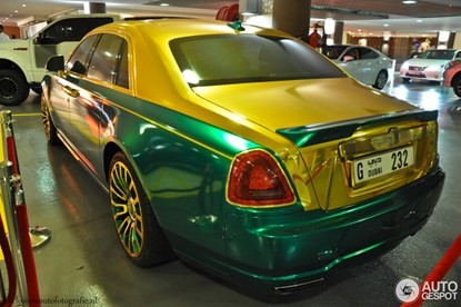 Lóa mắt bởi Rolls-Royce Ghost 'mặc áo' vàng-xanh - ảnh 1