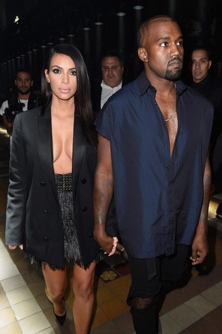Kim Kardashian chuộng đồ xẻ ngực - ảnh 3