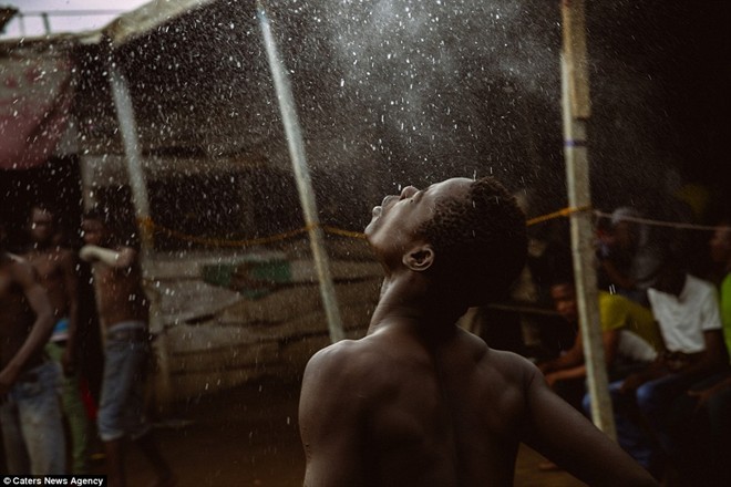 Tận thấy sàn đấu máu lửa của võ thuật Nigeria - ảnh 12