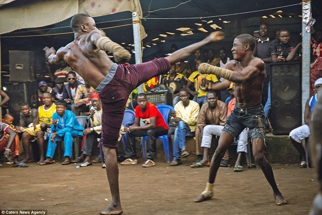 Tận thấy sàn đấu máu lửa của võ thuật Nigeria - ảnh 1
