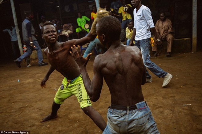 Tận thấy sàn đấu máu lửa của võ thuật Nigeria - ảnh 4