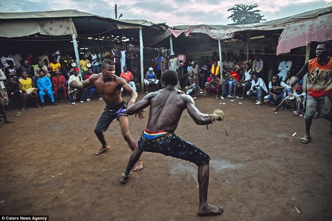 Tận thấy sàn đấu máu lửa của võ thuật Nigeria - ảnh 7