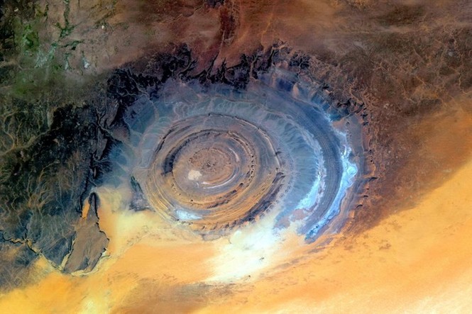 Kỳ lạ 'con mắt thần linh' giữa sa mạc Sahara - ảnh 2