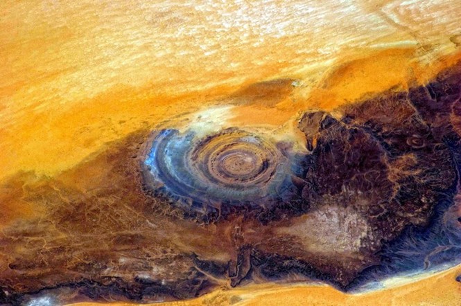 Kỳ lạ 'con mắt thần linh' giữa sa mạc Sahara - ảnh 4