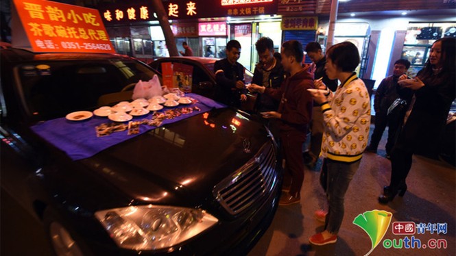 Sốc với thiếu gia lái Mercedes bán... quà vặt ở Trung Quốc - ảnh 4