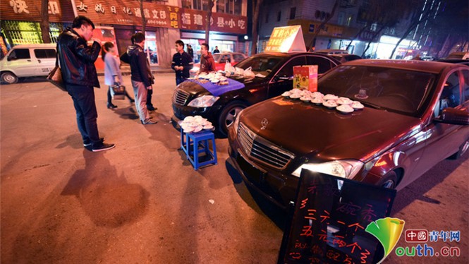 Sốc với thiếu gia lái Mercedes bán... quà vặt ở Trung Quốc - ảnh 5