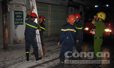 Cháy trụ điện rạng sáng, một gia đình thoát chết - ảnh 1