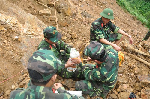 Tận thấy địa đạo trong lòng núi của 'vàng tặc' - ảnh 6
