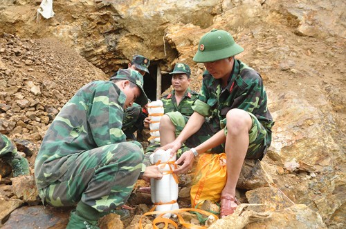 Tận thấy địa đạo trong lòng núi của 'vàng tặc' - ảnh 7