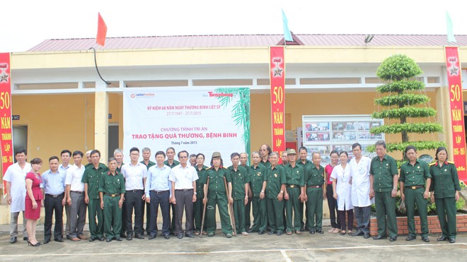 Báo Tiền Phong, LienVietPostBank tặng quà cho thương, bệnh binh - ảnh 10