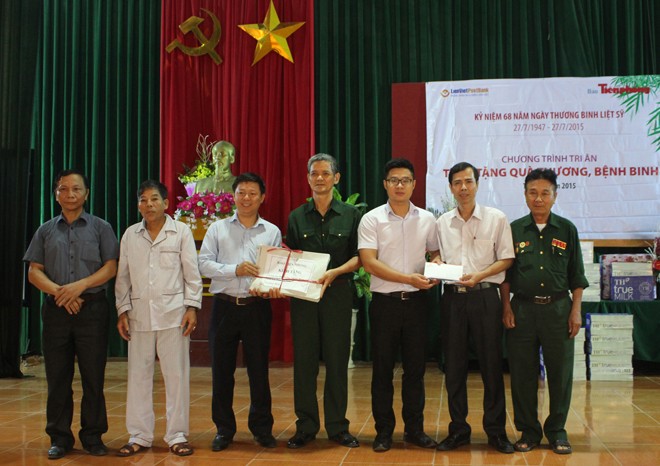 Báo Tiền Phong, LienVietPostBank tặng quà cho thương, bệnh binh - ảnh 2