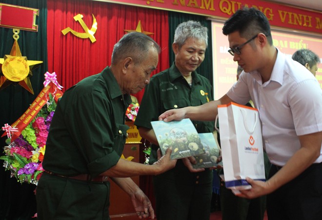 Báo Tiền Phong, LienVietPostBank tặng quà cho thương, bệnh binh - ảnh 4