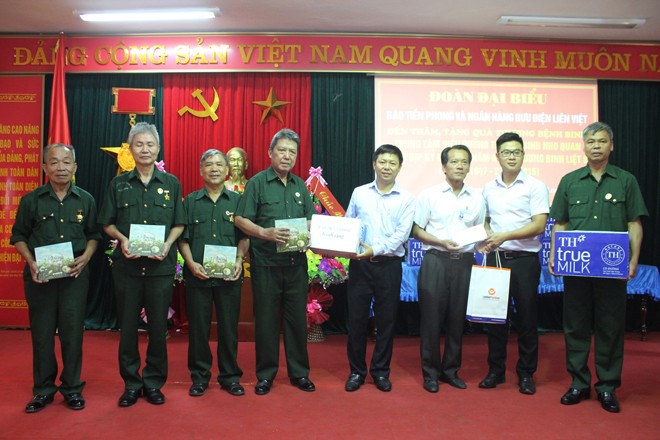 Báo Tiền Phong, LienVietPostBank tặng quà cho thương, bệnh binh - ảnh 5