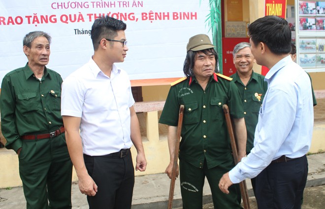 Báo Tiền Phong, LienVietPostBank tặng quà cho thương, bệnh binh - ảnh 9