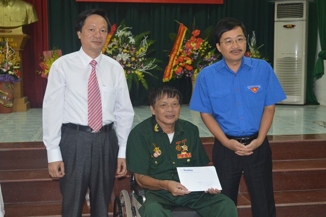Báo Tiền Phong, LienVietPostBank tặng quà cho thương, bệnh binh - ảnh 11