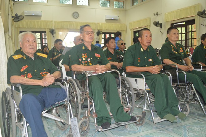 Báo Tiền Phong, LienVietPostBank tặng quà cho thương, bệnh binh - ảnh 12