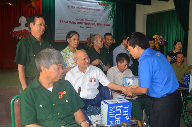 Báo Tiền Phong, LienVietPostBank tặng quà cho thương, bệnh binh - ảnh 13