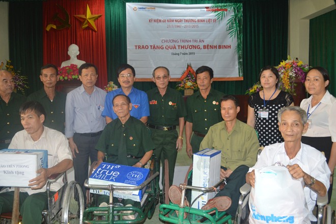 Báo Tiền Phong, LienVietPostBank tặng quà cho thương, bệnh binh - ảnh 14