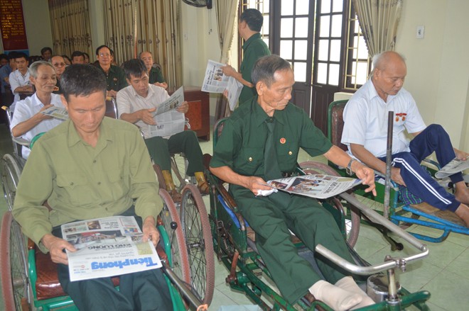 Báo Tiền Phong, LienVietPostBank tặng quà cho thương, bệnh binh - ảnh 15