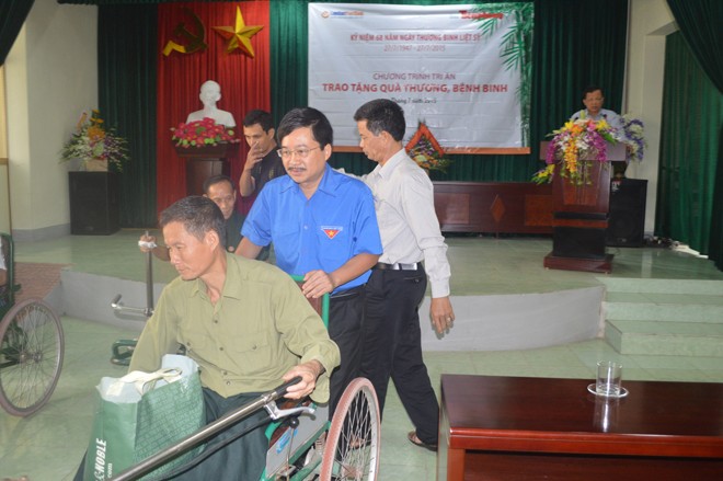 Báo Tiền Phong, LienVietPostBank tặng quà cho thương, bệnh binh - ảnh 16