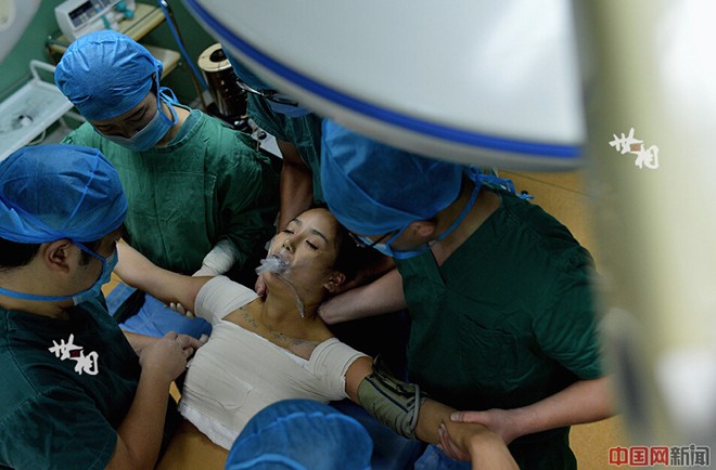 Tận thấy ca phẫu thuật nâng ngực của người mẫu Trung Quốc - ảnh 8
