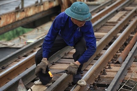 Xem công nhân sửa cầu Long Biên biểu diễn 'kỹ xảo tung hứng' - ảnh 11