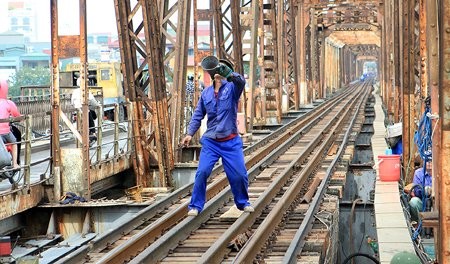 Xem công nhân sửa cầu Long Biên biểu diễn 'kỹ xảo tung hứng' - ảnh 1