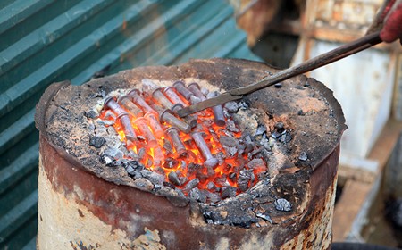 Xem công nhân sửa cầu Long Biên biểu diễn 'kỹ xảo tung hứng' - ảnh 2