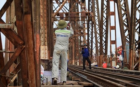 Xem công nhân sửa cầu Long Biên biểu diễn 'kỹ xảo tung hứng' - ảnh 3