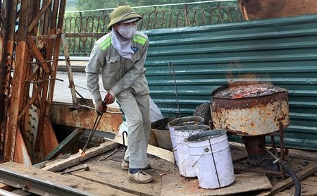Xem công nhân sửa cầu Long Biên biểu diễn 'kỹ xảo tung hứng' - ảnh 5