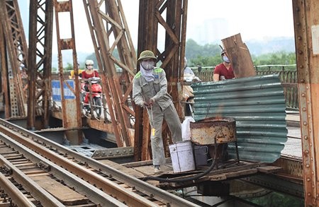 Xem công nhân sửa cầu Long Biên biểu diễn 'kỹ xảo tung hứng' - ảnh 7