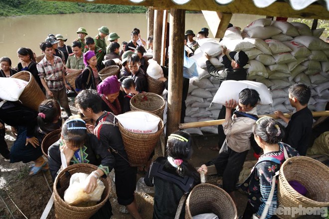 Băng rừng cứu trợ đồng bào người Mông xã Pú Xi - ảnh 12