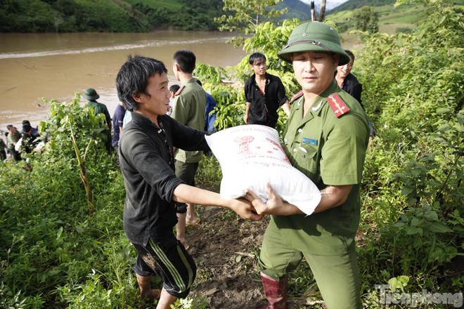 Băng rừng cứu trợ đồng bào người Mông xã Pú Xi - ảnh 15