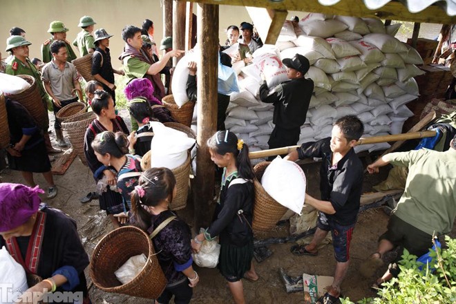 Băng rừng cứu trợ đồng bào người Mông xã Pú Xi - ảnh 16