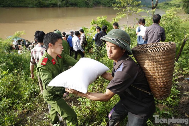 Băng rừng cứu trợ đồng bào người Mông xã Pú Xi - ảnh 18