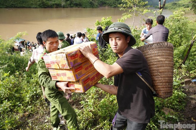 Băng rừng cứu trợ đồng bào người Mông xã Pú Xi - ảnh 19