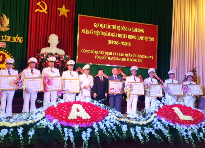 Trao Huân chương Bảo vệ Tổ quốc Hạng Ba cho 9 sĩ quan công an - ảnh 1