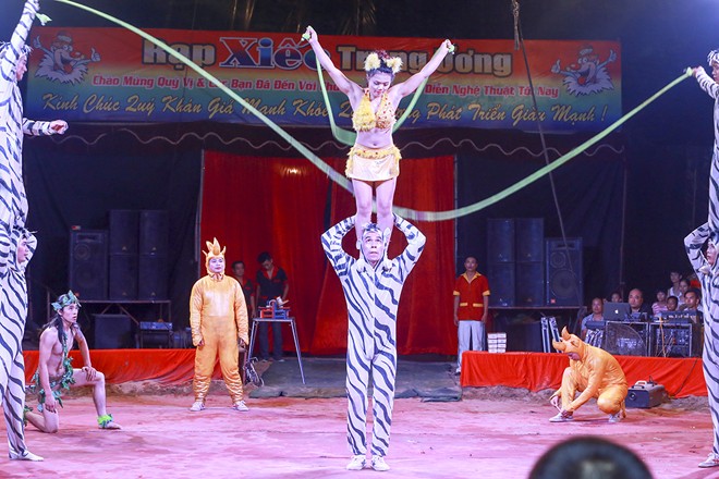 Khán giả thị xã Sơn Tây ùn ùn đội mưa đi xem xiếc lưu động - ảnh 8