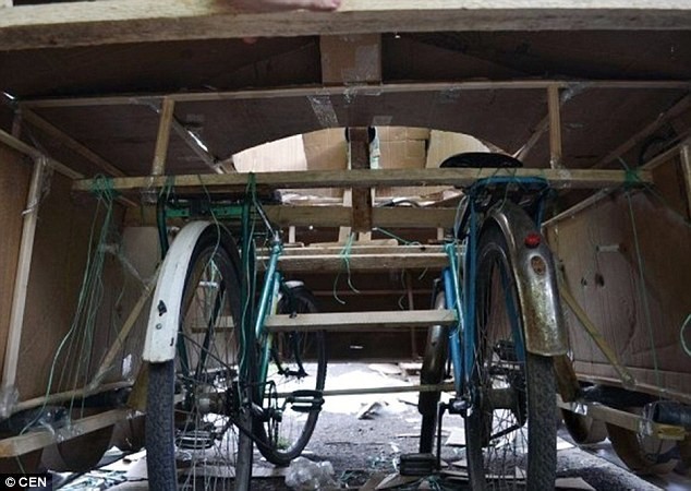 Sinh viên khoa Sử chế tạo mô hình xe tăng từ... xe đạp - ảnh 1